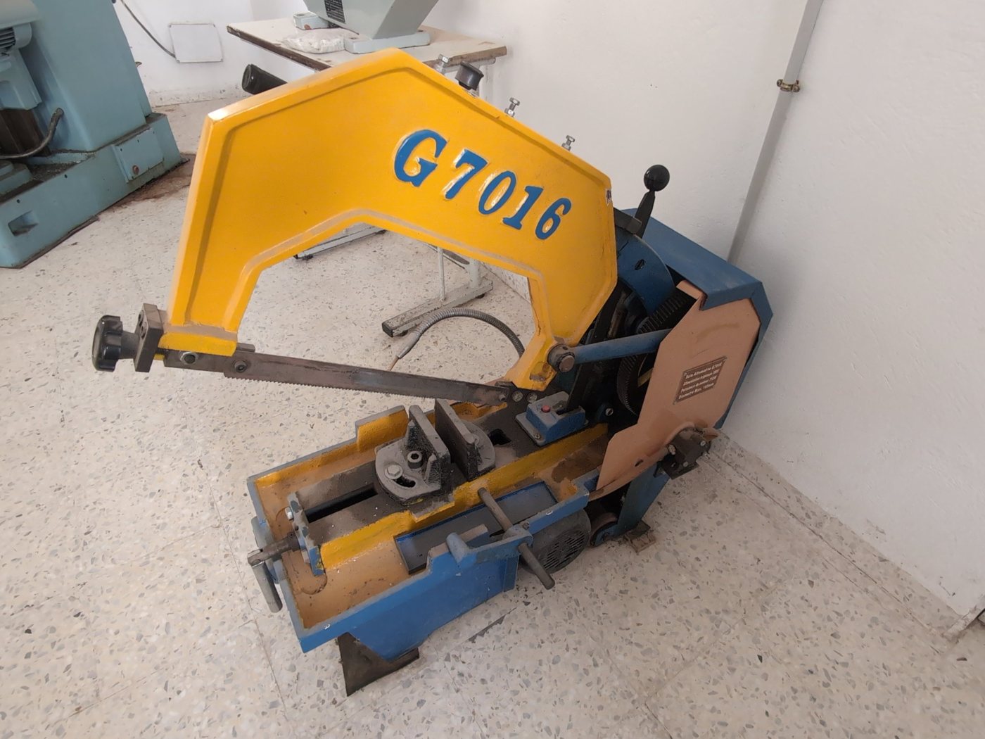 A power hacksaw for cutting metal stock